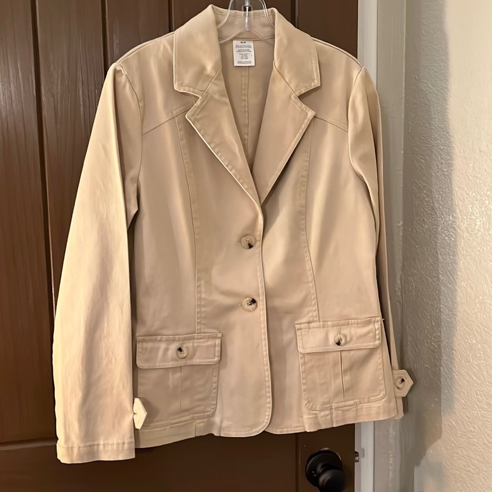 Adorable size medium tan blazer/jacket. This blazer is unique in styling .